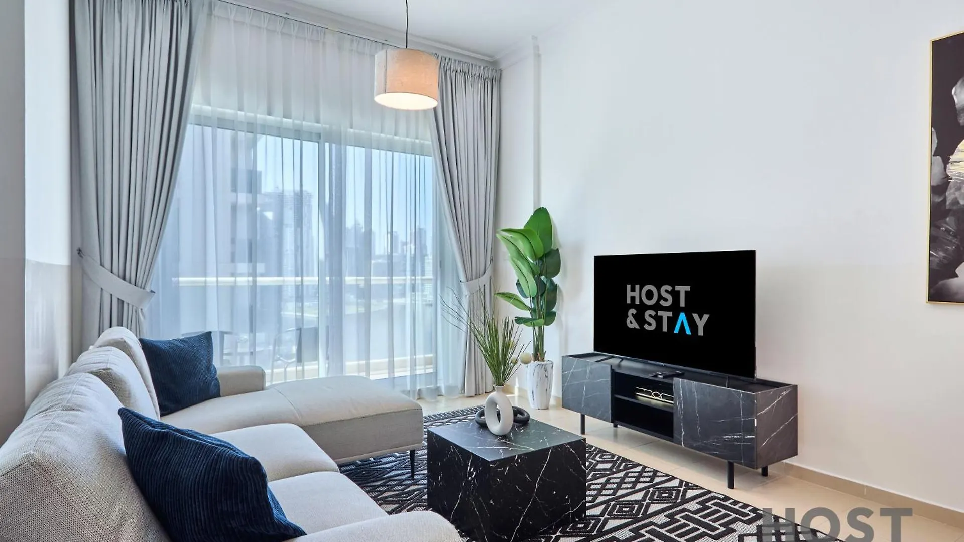 Stylish Renovated 1-Bedroom In Mayfair Residency Dubai Vereinigte Arabische Emirate